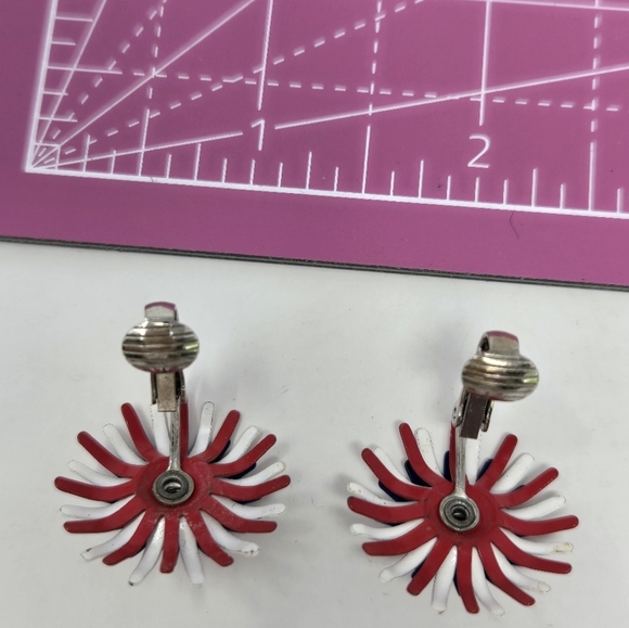 VINTAGE DEMI PARURE RED WHITE & BLUE STARBURST ENAMEL BROOCH CLIP ON EARRINGS - Picture 13 of 13